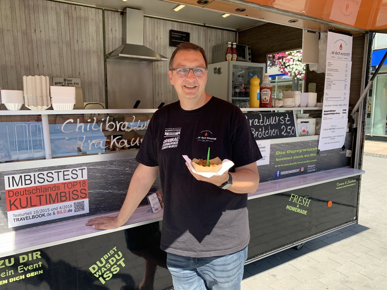 Marco Peters vor seinem Currywurst-Foodtruck